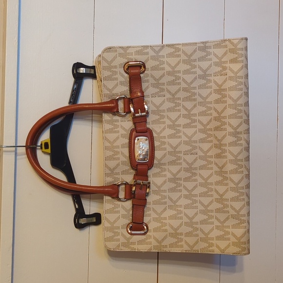 Michael Kors Handbags - Large Michael Kors hand bag.